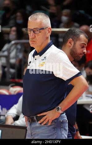 Bologna, Italien. Oktober 2021. Aza Petrovic (Cheftrainer von Carpegna Prosciutto Pesaro) während der Serie A1 italienischen LBA Basketball-Meisterschaft Spiel Kigili Fortitudo Bologna gegen. Carpegna Prosciutto Victoria Libertas Pallacanestro Pesaro im Sportpalast Paladozza - Bologna, 10. Oktober 2021 Kredit: Unabhängige Fotoagentur/Alamy Live Nachrichten Stockfoto