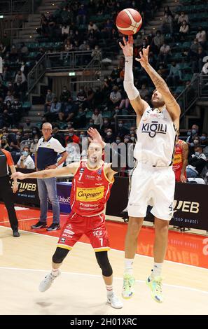 Bologna, Italien. Oktober 2021. Pietro Aradori (Kigili Fortitudo Bologna) während der Serie A1 italienischen LBA Basketball-Meisterschaft Spiel Kigili Fortitudo Bologna gegen. Carpegna Prosciutto Victoria Libertas Pallacanestro Pesaro im Sportpalast Paladozza - Bologna, 10. Oktober 2021 Kredit: Unabhängige Fotoagentur/Alamy Live Nachrichten Stockfoto