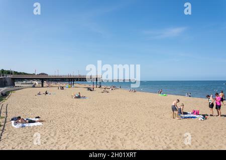 New Colwyn Bay Pier und Strand, Colwyn Bay (BAE Colwyn), Conwy County Borough, Wales, Vereinigtes Königreich Stockfoto