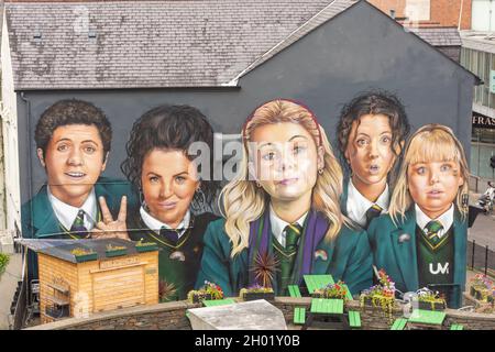 Derry Girls (TV-Komödie) Wandgemälde, Orchard Street, Derry (Londonderry), County Derry, Nordirland, Vereinigtes Königreich Stockfoto