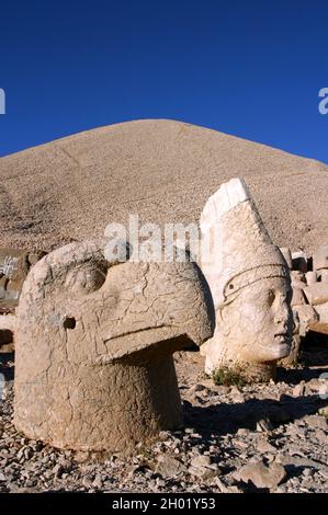 Monumentaler gott steht auf dem Berg Nemrut in Adiyaman, Türkei. Mount Nemrut im Südosten der Türkei und königliche Gräber stammen aus dem 1. Jahrhundert v. Chr. Stockfoto