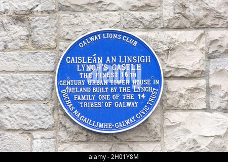 Lynch's Castle Tower House, blaue Plakette, Shop Street, Stadtzentrum, Galway (Gaillimh), County Galway, Republik Irland Stockfoto