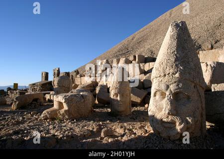 Monumentaler gott steht auf dem Berg Nemrut in Adiyaman, Türkei. Mount Nemrut im Südosten der Türkei und königliche Gräber stammen aus dem 1. Jahrhundert v. Chr. Stockfoto