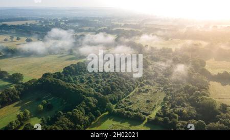 Panoramablick auf die Natur mit niedrigen Wolken und Nebel, Nebel. Stockfoto