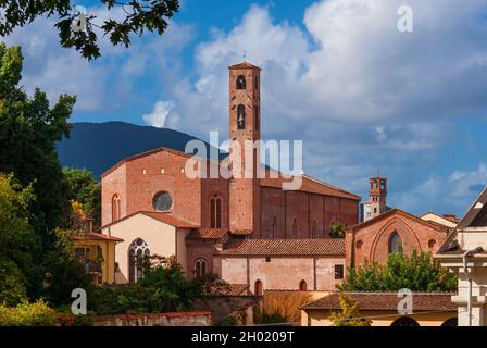 Lucca Charmantes historisches Zentrum. Blick auf die alte Skyline der Stadt mit mittelalterlichen Türmen und der gotischen St. Francis-Kirche Stockfoto