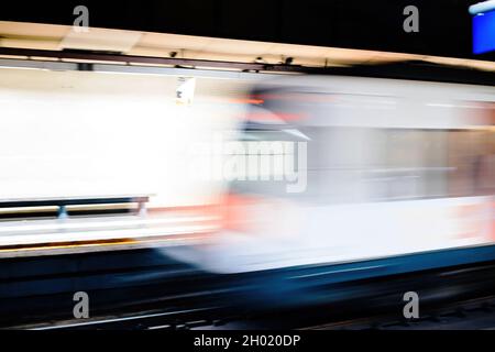 Unverschämter Blick auf die Ankunft der U-Bahn am Bahnhofssteig ohne Menschen Stockfoto