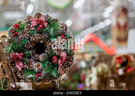 Schöne Weihnachten Kranz auf Store Front Stockfoto