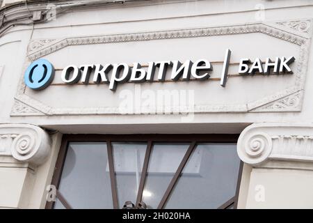 Ein Ladenschild der Otkritie Bank oder Otkrystie Bank, am 27 2021. September in Moskau, Russland. Foto von David Niviere/ABACAPRESS.COM Stockfoto