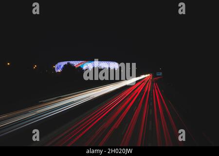 MÜNCHEN, DEUTSCHLAND - 10. Sep 2021: Allianz Arena in München, Heimstadion des FC Bayern München, nachts beleuchtet. Sonderbeleuchtung wegen der IAA c Stockfoto