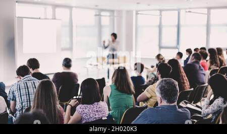 Geschäftsmann, der eine Präsentation auf einer Veranstaltung für Firmenveranstaltungen vorstellt. Stockfoto