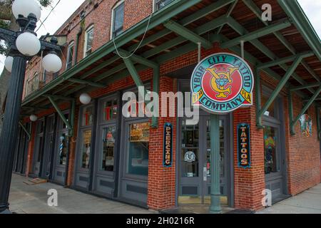 Ybor City Tattoo Company an der 1501 E 7th Avenue an der N 15th Street im historischen Viertel von Ybor City in Tampa, Florida, USA. Stockfoto