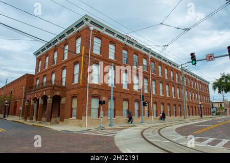 Ybor Square ist der Standort der alten Zigarrenfabrik an der 1300 E 8th Avenue an der N 13th Street im historischen Viertel von Ybor City, Tampa, Florida FL, USA. Stockfoto