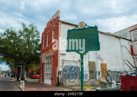 Zeichen der offiziellen Zeitung der kubanischen Revolutionären Partei auf der 8th Avenue im historischen Viertel von Ybor City in Tampa, Florida, USA. Stockfoto