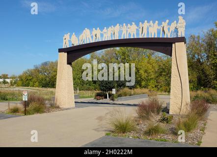 FARGO, NORTH DAKOTA - 4 Okt 2021: Spirit of the Sandbagger Skulptur des Fargo Lions Club zum Gedenken an 100 Jahre Gemeinschaftsdienst, exemplifie Stockfoto