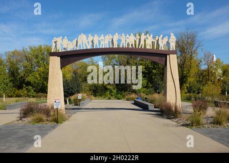 FARGO, NORTH DAKOTA - 4 Okt 2021: Spirit of the Sandbagger Skulptur des Fargo Lions Club zum Gedenken an 100 Jahre Gemeinschaftsdienst, exemplifie Stockfoto