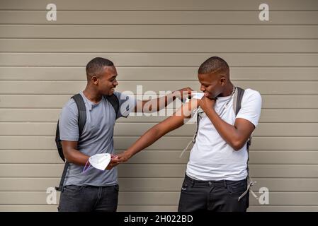 Afro Männer Freunde geimpft zeigt seinen Arm Stockfoto