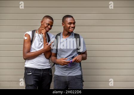 Afro Männer Freunde geimpft zeigt seinen Arm Stockfoto