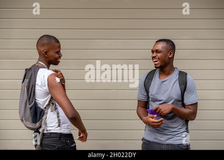Afro Männer Freunde geimpft zeigt seinen Arm Stockfoto