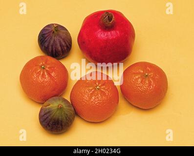 Frische Bio-Zitrusfrüchte und tropische Früchte isoliert auf gelbem Hintergrund Stockfoto