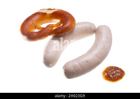 Bayerische Kalbswürste mit Senf und Brezel isoliert auf weißem Hintergrund Stockfoto