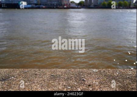 Braune Färbung / Färbung zu unscharf Fluss-und Wasserszene mit Beton Vordergrund Stockfoto