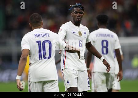 Mailand, Italien, 10. Oktober 2021. Kylian Mbappe aus Frankreich feiert mit seinem Teamkollegen Paul Pogba, nachdem er beim Spiel der UEFA Nations League im Stadio Giuseppe Meazza, Mailand, die Mannschaft um 2-1:00 in Führung gebracht hat. Bildnachweis sollte lauten: Jonathan Moscrop / Sportimage Stockfoto