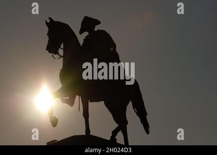 Reiterstatue des preußischen Königs Frederik dem Großen am Boulevard unter den Linden in Berlin Stockfoto