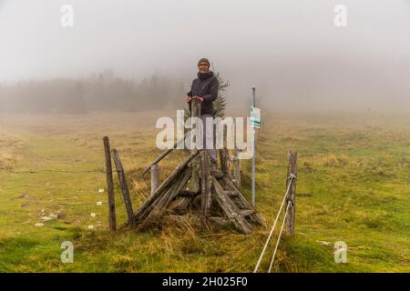 Überwindung einer Rinderbarriere auf dem Weg durch die Vogesen bei Geishouse, Frankreich Stockfoto