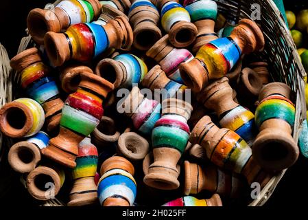 Bunte Keramikstücke zum Verkauf auf der berühmten und grandiosen Messe Sao Joaquim. Salvador, Bahia, Brasilien. Stockfoto