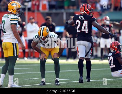 Cincinnati, Usa. Oktober 2021. Der Green Bay Packers Kicker Mason Crosby (2) reagiert, nachdem er in der zweiten Spielhälfte im Paul Brown Stadium in Cincinnati, Ohio, am Sonntag, den 10. Oktober 2021, ein Feldtor gegen die Cincinnati Bengals verpasst hat. Foto von John Sommers II /UPI Kredit: UPI/Alamy Live News Stockfoto