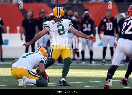 Cincinnati, Usa. Oktober 2021. Green Bay Packers Kicker Mason Crosby (2) schießt im Laufe der Zeit ein Feldtor, um die Cincinnati Bengals im Paul Brown Stadium in Cincinnati, Ohio, am Sonntag, 10. Oktober 2021 zu besiegen. Foto von John Sommers II /UPI Kredit: UPI/Alamy Live News Stockfoto