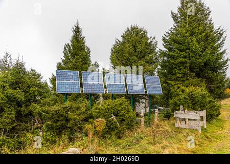 Fünf Solarpaneele versorgen das abgelegene Chalet du Bockswasen der Vosges Trotters Strasbourg in den Vogesen nahe Sondernach, Elsass, Frankreich, mit Strom. Nur zu Fuß erreichbar auf 1.186 Metern bietet die Hütte fünf Schlafsäle für bis zu 19 Personen. Stockfoto