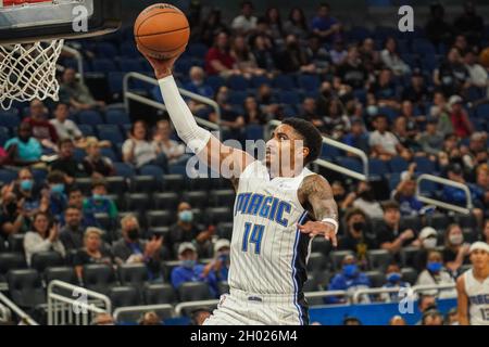 Orlando, Florida, USA, 10. Oktober 2021, Gary Harris #14 von Orlando Magic macht im ersten Quartal einen Schuss im Amway Center. (Foto: Marty Jean-Louis) Quelle: Marty Jean-Louis/Alamy Live News Stockfoto