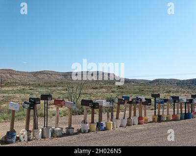 Abgelegenes Leben in West Texas, 50 Meilen Alpine, Texas, in der Nähe des Big Bend National Park. Poststempel liest immer noch Alpine Texas, aber Häuser sind durch viele Meilen getrennt und Postträger liefert die Post mitten im Nirgendwo. Stockfoto