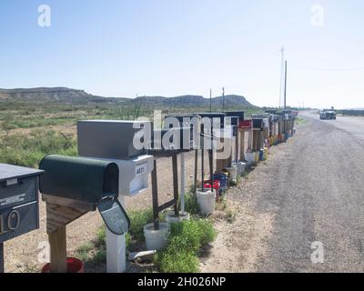 Abgelegenes Leben in West Texas, 50 Meilen Alpine, Texas, in der Nähe des Big Bend National Park. Poststempel liest immer noch Alpine Texas, aber Häuser sind durch viele Meilen getrennt und Postträger liefert die Post mitten im Nirgendwo. Stockfoto