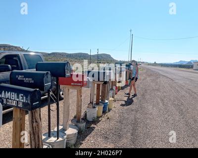 Abgelegenes Leben in West Texas, 50 Meilen Alpine, Texas, in der Nähe des Big Bend National Park. Poststempel liest immer noch Alpine Texas, aber Häuser sind durch viele Meilen getrennt und Postträger liefert die Post mitten im Nirgendwo. Stockfoto