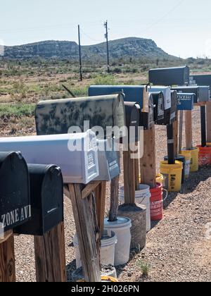 Abgelegenes Leben in West Texas, 50 Meilen Alpine, Texas, in der Nähe des Big Bend National Park. Poststempel liest immer noch Alpine Texas, aber Häuser sind durch viele Meilen getrennt und Postträger liefert die Post mitten im Nirgendwo. Stockfoto