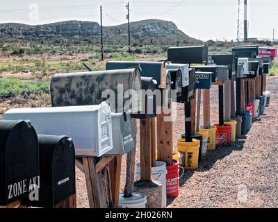 Abgelegenes Leben in West Texas, 50 Meilen Alpine, Texas, in der Nähe des Big Bend National Park. Poststempel liest immer noch Alpine Texas, aber Häuser sind durch viele Meilen getrennt und Postträger liefert die Post mitten im Nirgendwo. Stockfoto