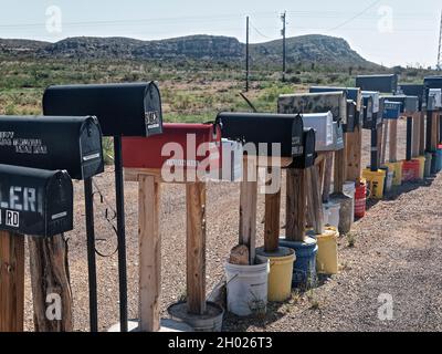 Abgelegenes Leben in West Texas, 50 Meilen Alpine, Texas, in der Nähe des Big Bend National Park. Poststempel liest immer noch Alpine Texas, aber Häuser sind durch viele Meilen getrennt und Postträger liefert die Post mitten im Nirgendwo. Stockfoto