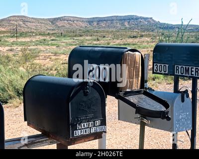 Abgelegenes Leben in West Texas, 50 Meilen Alpine, Texas, in der Nähe des Big Bend National Park. Poststempel liest immer noch Alpine Texas, aber Häuser sind durch viele Meilen getrennt und Postträger liefert die Post mitten im Nirgendwo. Stockfoto