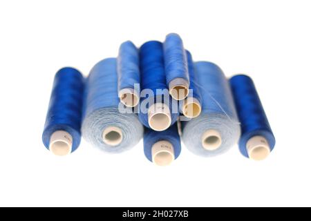Nähfäden.Blaue und graue Fadenspulen isoliert auf weißem Hintergrund. Fadencollage .Needlework und Nähen.Hobby und Handwerk Stockfoto