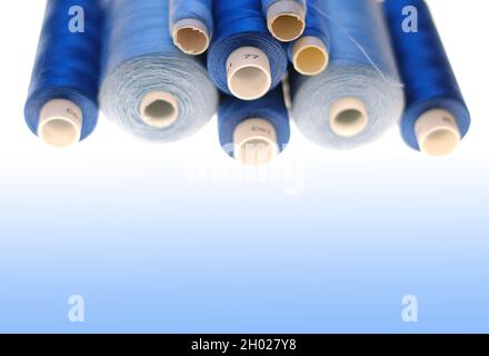 Nähgarne Set.Blaue und graue Fadenspulen. Fadencollage .Needlework und Nähen.Hobby und Handwerk Stockfoto