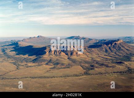 Luftaufnahme der Wilpena Pound Formation in den Flinders Ranges, South Australia. Stockfoto