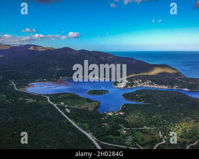 Schöne Luftaufnahme bei Ierakas oder Gerakas, einem malerischen Fischerdorf in Laconia, Griechenland. Das Dorf ist auch als der griechische natürliche Fjord du bekannt Stockfoto