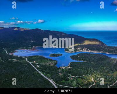 Schöne Luftaufnahme bei Ierakas oder Gerakas, einem malerischen Fischerdorf in Laconia, Griechenland. Das Dorf ist auch als der griechische natürliche Fjord du bekannt Stockfoto