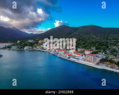 Schöne Luftaufnahme bei Ierakas oder Gerakas, einem malerischen Fischerdorf in Laconia, Griechenland. Das Dorf ist auch als der griechische natürliche Fjord du bekannt Stockfoto