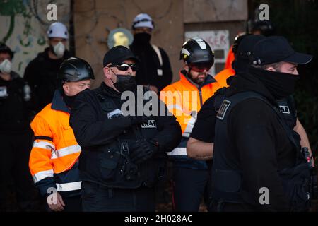 Aylesbury Valle, Großbritannien. Die Gerichtsvollzieher des National Eviction Team (NET) blockieren den Eingang zum Lager. HS2 begann heute beim KRIEG gegen das Lager HS2 mit der Räumung von Anti-HS2-Demonstranten, die sich in großen Waldfestungen verfangen hatten. Das Land vor der A413 vor den Toren Wendovers gehört dem Buckinghamshire Council, wurde aber durch Gerichtsbeschluss von HS2 Ltd. Beschlagnahmt. Der Bau der Hochgeschwindigkeitsstrecke Rail 2 hat verheerende Auswirkungen auf Wald- und Wildtiergebiete in Wendover. Quelle: Maureen McLean/Alamy Stockfoto