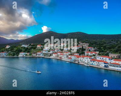 Schöne Luftaufnahme bei Ierakas oder Gerakas, einem malerischen Fischerdorf in Laconia, Griechenland. Das Dorf ist auch als der griechische natürliche Fjord du bekannt Stockfoto