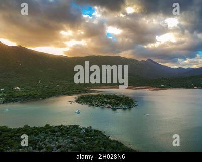 Schöne Luftaufnahme bei Ierakas oder Gerakas, einem malerischen Fischerdorf in Laconia, Griechenland. Das Dorf ist auch als der griechische natürliche Fjord du bekannt Stockfoto