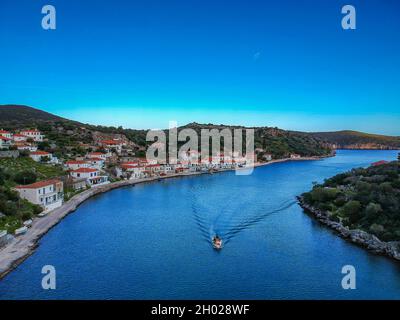 Schöne Luftaufnahme bei Ierakas oder Gerakas, einem malerischen Fischerdorf in Laconia, Griechenland. Das Dorf ist auch als der griechische natürliche Fjord du bekannt Stockfoto